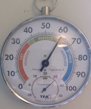 Thermometer showing 32 degrees Celsius in the honey room
