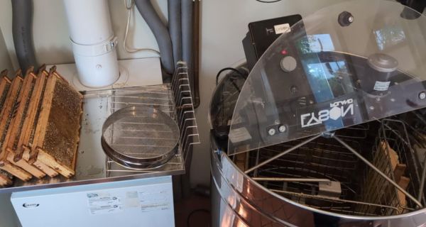 Honey extractor machine